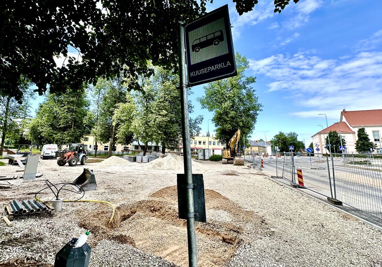 Antsla Kuuseparkla bussipeatuse juurde valmib väikseid ja suuri ligitõmbav puhke- ja mänguala, kust ei puudu purskkaev, kaldteed ja isegi diskoripult. FOTO: Kalev Annom